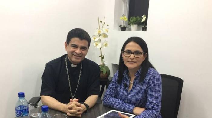 Periodista Nohelia González, junto al monseñor Rolando Álvarez Periodista Nohelia González, junto al monseñor Rolando Álvarez