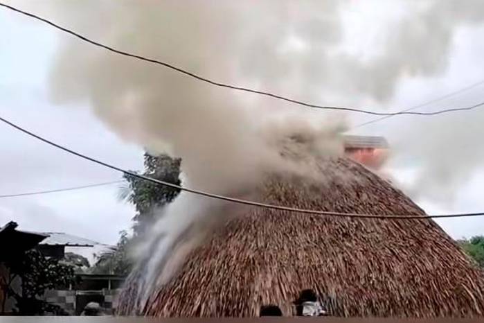 Durante las protestas una casa tradicional resulto incendiada. Durante las protestas una casa tradicional resulto incendiada.