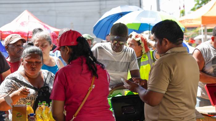 Miles de residentes se beneficiaron de los servicios, en momentos en que el acceso a bienes básicos. Miles de residentes se beneficiaron de los servicios, en momentos en que el acceso a bienes básicos.
