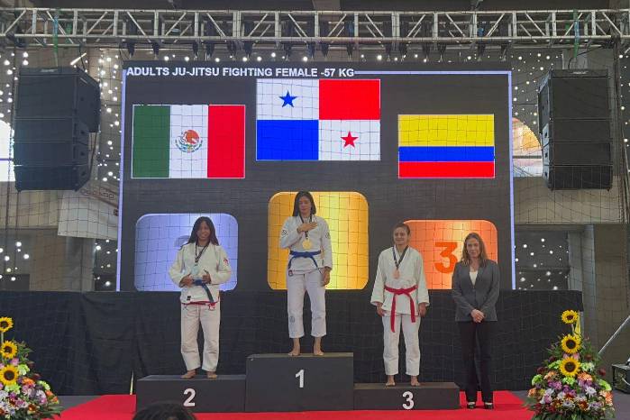 Arosemena subió a podio para colgarse la medalla de oro obtenida en la modalidad Fighting System Panamericano. Arosemena subió a podio para colgarse la medalla de oro obtenida en la modalidad Fighting System Panamericano.