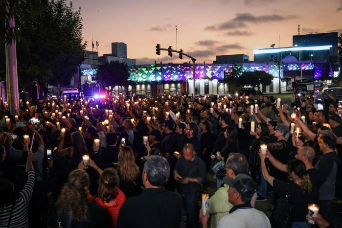 Personas realizan una vigilia con veladoras por la inseguridad, el 17 de julio de 2024, en la ciudad de Tijuana, en Baja California (México). Personas realizan una vigilia con veladoras por la inseguridad, el 17 de julio de 2024, en la ciudad de Tijuana, en Baja California (México).