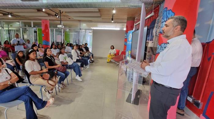 El programa STEAM Girls, está dirigido a niñas para fomentar su interés y participación en robótica y programación, utilizando plataformas como Virtual Robotic Toolkit y Tinkercad. El programa STEAM Girls, está dirigido a niñas para fomentar su interés y participación en robótica y programación, utilizando plataformas como Virtual Robotic Toolkit y Tinkercad.