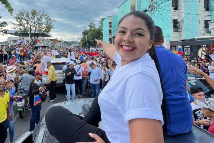 ‘Una joven venezolana que decidió servir a su país se ha crecido aún más y se ha convertido en un emblema de la lucha de los venezolanos’, dijo Machado. ‘Una joven venezolana que decidió servir a su país se ha crecido aún más y se ha convertido en un emblema de la lucha de los venezolanos’, dijo Machado.
