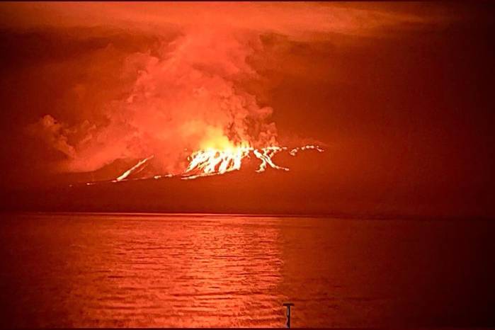 Erupción del volcán La Cumbre volcano en el archipiélago turístico de Galapagos. Erupción del volcán La Cumbre volcano en el archipiélago turístico de Galapagos.