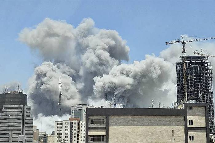 Esta imagen de UGC publicada en las redes sociales el 23 de junio de 2025 muestra una columna de humo que se eleva después de los ataques israelíes en Teherán. Esta imagen de UGC publicada en las redes sociales el 23 de junio de 2025 muestra una columna de humo que se eleva después de los ataques israelíes en Teherán.
