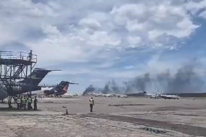Vista del humo producto de accidente en el Aeropuerto de Maiquetia, en Caracas. Vista del humo producto de accidente en el Aeropuerto de Maiquetia, en Caracas.