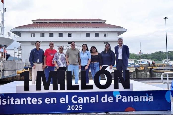 Durante una ceremonia realizada en las esclusas de Miraflores, la administración del Canal ofreció un reconocimiento simbólico al visitante número un millón Durante una ceremonia realizada en las esclusas de Miraflores, la administración del Canal ofreció un reconocimiento simbólico al visitante número un millón