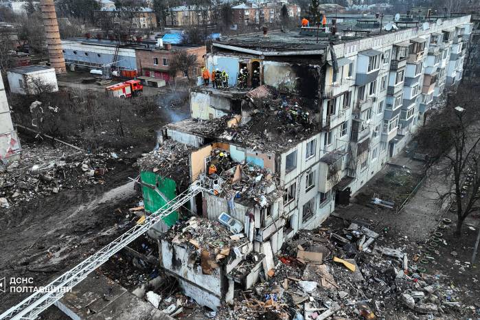 Rescatistas trabajando en un edificio residencial dañado, un día después de un ataque con misiles, en Potlava, en medio de la invasión rusa a Ucrania. Rescatistas trabajando en un edificio residencial dañado, un día después de un ataque con misiles, en Potlava, en medio de la invasión rusa a Ucrania.