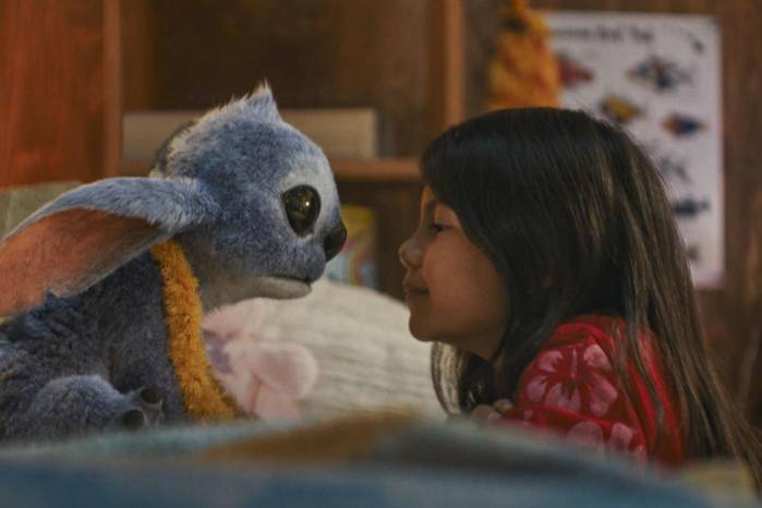 Fotograma en el que aparecen el personaje de ficción Stitch (i) y la joven actriz Maia Kealoha (d) como Lilo. Fotograma en el que aparecen el personaje de ficción Stitch (i) y la joven actriz Maia Kealoha (d) como Lilo.