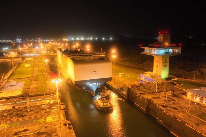 Buque portavehículos atravesando el Canal de Panamá ampliado. Buque portavehículos atravesando el Canal de Panamá ampliado.