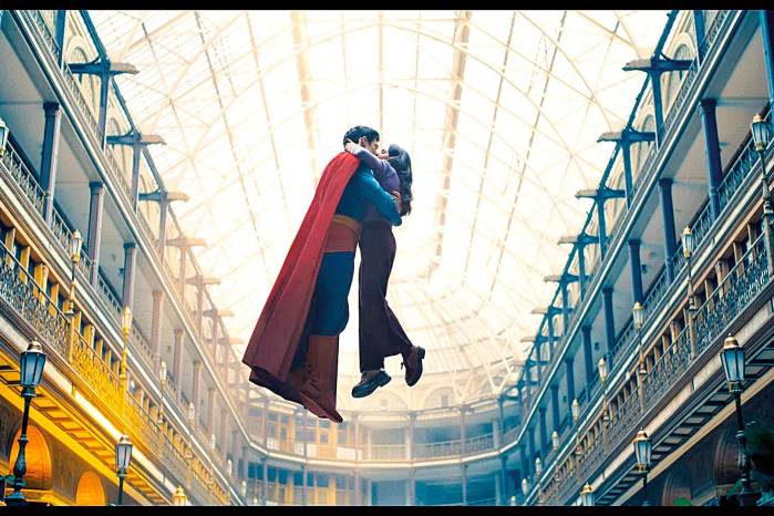 Luthor es una amenaza constante, haciendo de su papel uno de los más singulares en la trama. Luthor es una amenaza constante, haciendo de su papel uno de los más singulares en la trama.