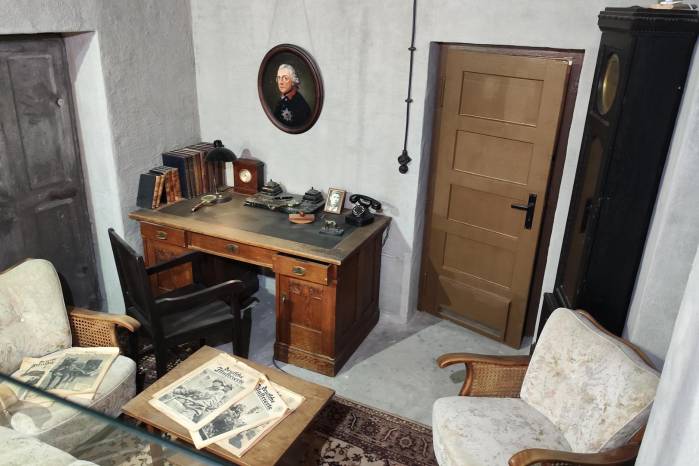 Reproducción histórica de una de las estancias de Adolf Hitler en el búnker berlinés en el que suicidó, parte de la exposición del Berlin Story GmbH. Reproducción histórica de una de las estancias de Adolf Hitler en el búnker berlinés en el que suicidó, parte de la exposición del Berlin Story GmbH.