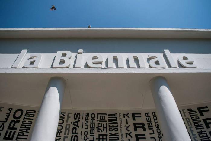 ’Extranjeros en todas partes’ es la temática de esta edición de la Bienal de Arte, que será curada por Adriano Pedrosa. ’Extranjeros en todas partes’ es la temática de esta edición de la Bienal de Arte, que será curada por Adriano Pedrosa.