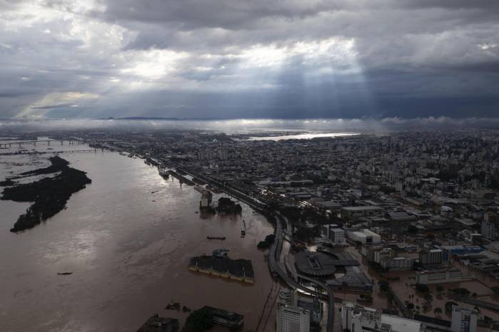 PORTO ALEGRE (BRASIL), 05/05/2024.- Fotografía aérea tomada con un dron que muestra una zona inundada este domingo, tras la crecida del lago Guaíba en la ciudad de Porto Alegre (Brasil). Las devastadoras inundaciones en el sur de Brasil han provocado la muerte de al menos 67 personas, mientras que otras 101 permanecen desaparecidas, informaron las autoridades en la mañana de este domingo. PORTO ALEGRE (BRASIL), 05/05/2024.- Fotografía aérea tomada con un dron que muestra una zona inundada este domingo, tras la crecida del lago Guaíba en la ciudad de Porto Alegre (Brasil). Las devastadoras inundaciones en el sur de Brasil han provocado la muerte de al menos 67 personas, mientras que otras 101 permanecen desaparecidas, informaron las autoridades en la mañana de este domingo.