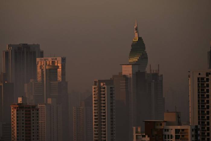 Vista de la ciudad de Panamá al amanecer, cubierta por una neblina de humo proveniente de un incendio en un basurero en el cerro Patacón. Vista de la ciudad de Panamá al amanecer, cubierta por una neblina de humo proveniente de un incendio en un basurero en el cerro Patacón.