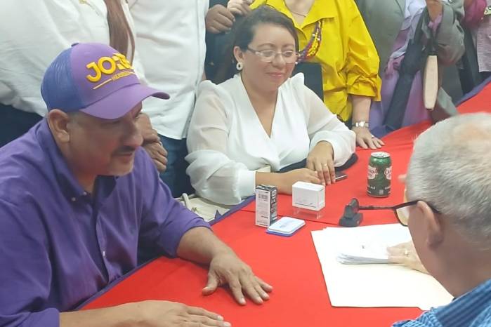 Herrera presentó su candidatura la tarde de este 15 de miércoles. Herrera presentó su candidatura la tarde de este 15 de miércoles.