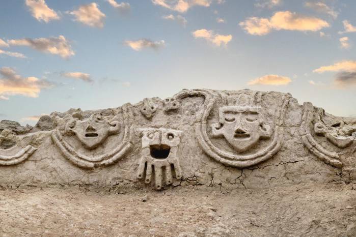 Fotografía cedida por el Ministerio de Cultura que muestra un mural con figuras que pertenecieron a la sociedad Caral, la civilización más antigua de Latinoamérica. Fotografía cedida por el Ministerio de Cultura que muestra un mural con figuras que pertenecieron a la sociedad Caral, la civilización más antigua de Latinoamérica.