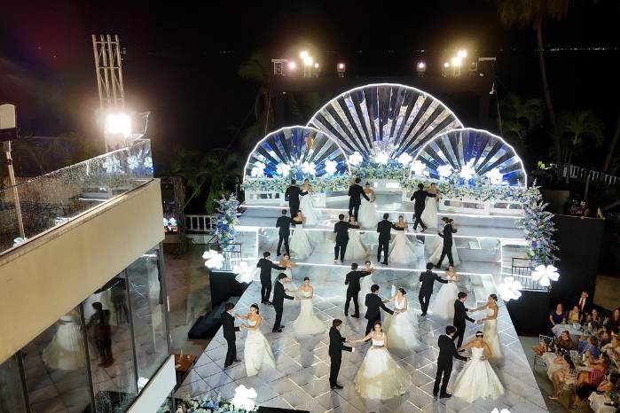 Vista panorámica del evento con la presentación de las debutantes y sus caballeros. Vista panorámica del evento con la presentación de las debutantes y sus caballeros.