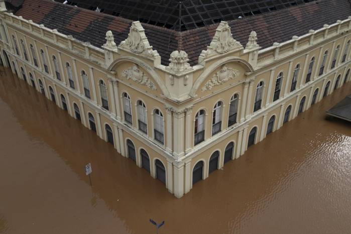 PORTO ALEGRE (BRASIL), 05/05/2024.- Fotografía aérea tomada con un dron que muestra la zona del Mercado Público inundada este domingo, tras la crecida del lago Guaíba en la ciudad de Porto Alegre (Brasil). Las devastadoras inundaciones en el sur de Brasil han provocado la muerte de al menos 67 personas, mientras que otras 101 permanecen desaparecidas, informaron las autoridades en la mañana de este domingo. PORTO ALEGRE (BRASIL), 05/05/2024.- Fotografía aérea tomada con un dron que muestra la zona del Mercado Público inundada este domingo, tras la crecida del lago Guaíba en la ciudad de Porto Alegre (Brasil). Las devastadoras inundaciones en el sur de Brasil han provocado la muerte de al menos 67 personas, mientras que otras 101 permanecen desaparecidas, informaron las autoridades en la mañana de este domingo.