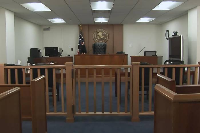 Una sala vacía de un tribunal de inmigración estadounidense. Una sala vacía de un tribunal de inmigración estadounidense.