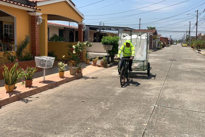 Sin generar emisiones contaminantes, las recicletas recorren las calles para recolectar residuos que aún tienen valor. Sin generar emisiones contaminantes, las recicletas recorren las calles para recolectar residuos que aún tienen valor.