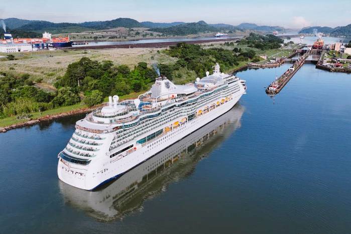 A través del Canal de Panamá transita el 6 % del comercio marítimo mundial. A través del Canal de Panamá transita el 6 % del comercio marítimo mundial.