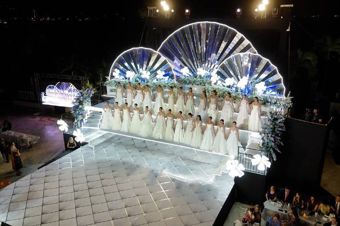 Vista panorámica del grupo de debutantes. Vista panorámica del grupo de debutantes.