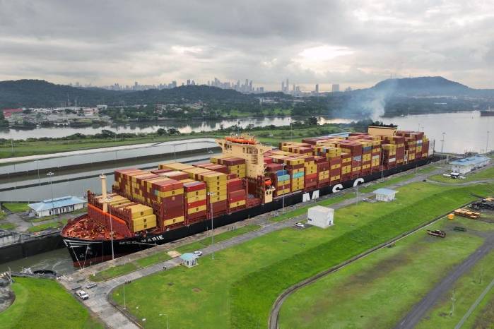Esta fotografía, publicada por la Autoridad del Canal de Panamá el 30 de agosto de 2024, muestra al buque portacontenedores MSC Marie, de 366 metros de eslora y 51 metros de manga, transitando por el Canal de Panamá. Esta fotografía, publicada por la Autoridad del Canal de Panamá el 30 de agosto de 2024, muestra al buque portacontenedores MSC Marie, de 366 metros de eslora y 51 metros de manga, transitando por el Canal de Panamá.