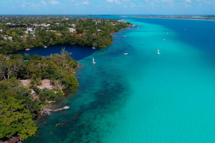 El gran dragón azul posee en sus entrañas y fuera de ellas siglos de historia. Bacalar fue fundado por los mayas hacia el año 415 d.C. El gran dragón azul posee en sus entrañas y fuera de ellas siglos de historia. Bacalar fue fundado por los mayas hacia el año 415 d.C.