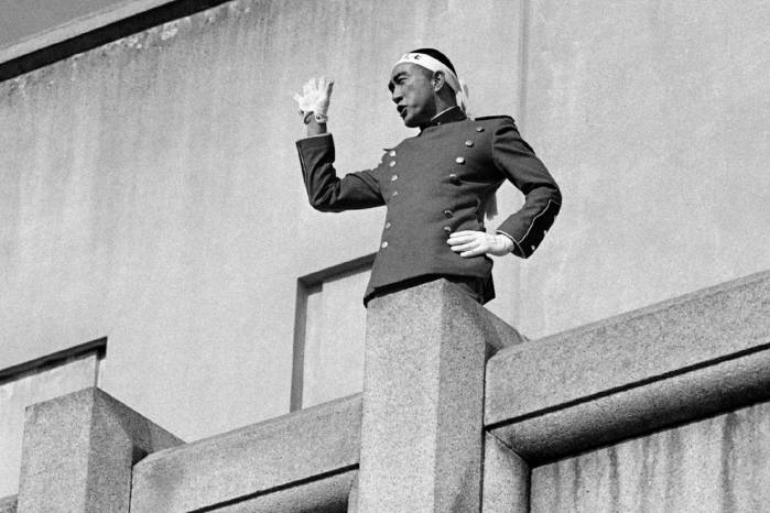 Mishima Yukio, arengando a las tropas antes de suicidarse. Mishima Yukio, arengando a las tropas antes de suicidarse.