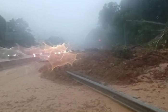 Lluvia provoca deslaves en el Corredor Norte. Lluvia provoca deslaves en el Corredor Norte.