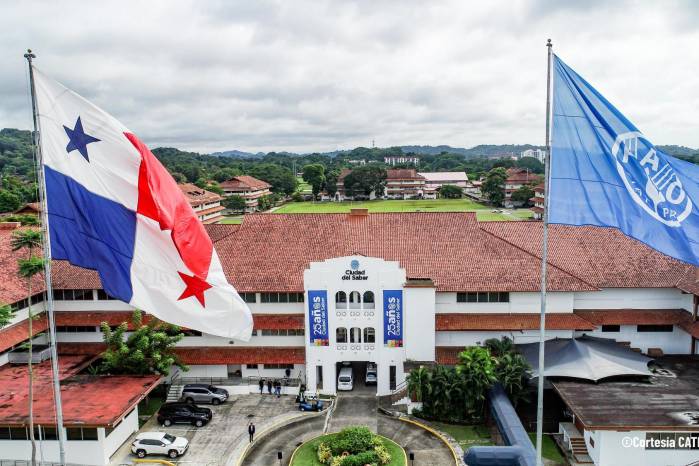 Las oficinas de la Organización de las Naciones Unidas para la Alimentación y la Agricultura (FAO) están en la Ciudad del Saber. En la imagen se observan las banderas de Panamá y la FAO izadas. Las oficinas de la Organización de las Naciones Unidas para la Alimentación y la Agricultura (FAO) están en la Ciudad del Saber. En la imagen se observan las banderas de Panamá y la FAO izadas.
