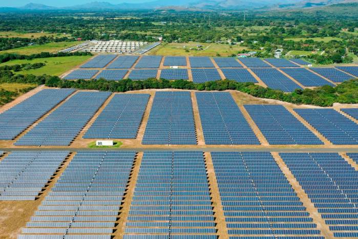 Vista aérea del parque solar en Coclé, Panamá. Vista aérea del parque solar en Coclé, Panamá.