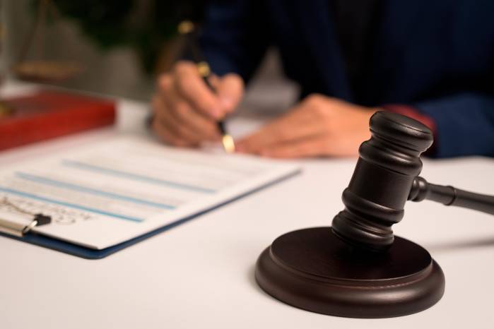 El tribunal ordenó medidas cautelares distintas a la detención para los 12 imputados, incluyendo reportes periódicos, prohibición de salida del país, suspensión de cargos públicos y restricción de comunicación entre ellos. El tribunal ordenó medidas cautelares distintas a la detención para los 12 imputados, incluyendo reportes periódicos, prohibición de salida del país, suspensión de cargos públicos y restricción de comunicación entre ellos.