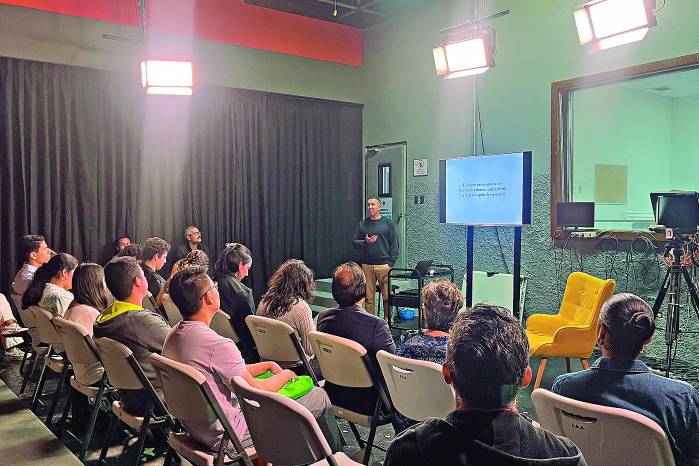 La actividad académica con Matías Costa ocurrió en el Estudio de Artes Audiovisuales de la USMA. La actividad académica con Matías Costa ocurrió en el Estudio de Artes Audiovisuales de la USMA.