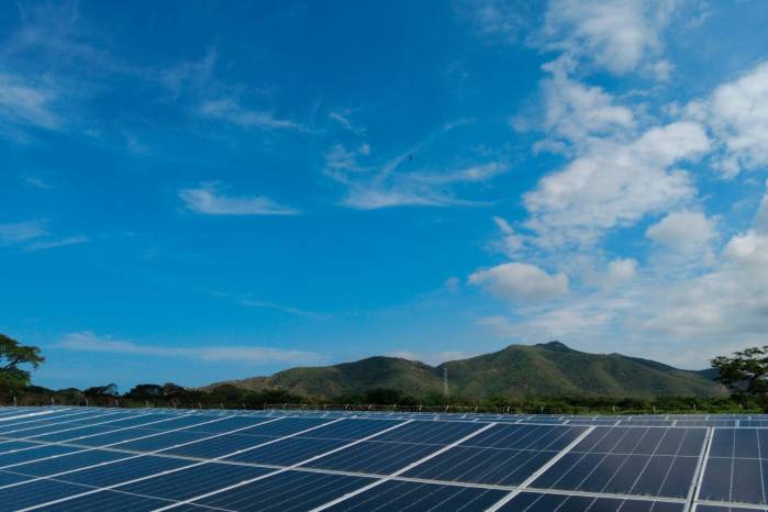 Los sistemas solares fotovoltaicos (SSFV) representan una solución sostenible y económica al aprovechar la energía solar para generar electricidad. Los sistemas solares fotovoltaicos (SSFV) representan una solución sostenible y económica al aprovechar la energía solar para generar electricidad.