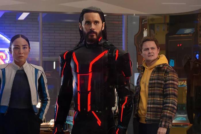 Jared Leto y Greta Lee se unen en una amistad poco usual en ‘Tron: Ares’. Jared Leto y Greta Lee se unen en una amistad poco usual en ‘Tron: Ares’.
