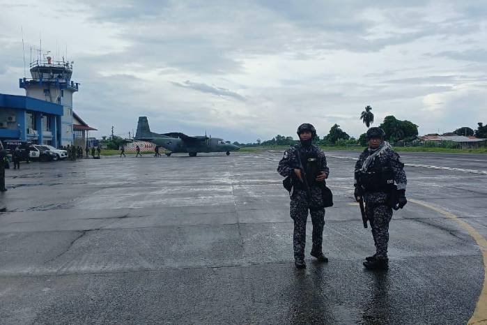 Unidades de la Fuerza Pública en el aeropuerto Manuel Niño de Changuinola. Unidades de la Fuerza Pública en el aeropuerto Manuel Niño de Changuinola.