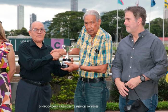 Omar Castillo (i) fue el oferente de la copa del triunfo al inversionista hípico Luis Shirley, propietario del ejemplar ganador. Omar Castillo (i) fue el oferente de la copa del triunfo al inversionista hípico Luis Shirley, propietario del ejemplar ganador.