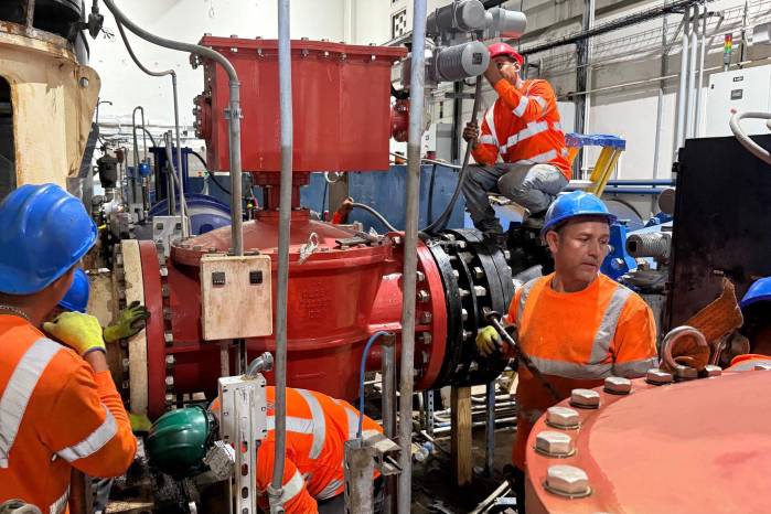 A las 4:00am se encontraban trabajando en la instalación de 4 nuevas válvulas de conos con actuador eléctrico en las estaciones de bombeo de agua tratada. A las 4:00am se encontraban trabajando en la instalación de 4 nuevas válvulas de conos con actuador eléctrico en las estaciones de bombeo de agua tratada.