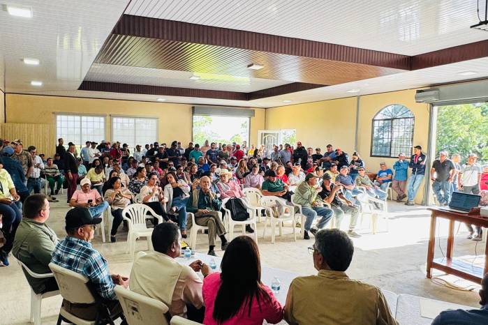 Vista de la reunión entre los productores y representantes del gobierno, a quienes solicitaron la suspensión temporal del nuevo plan de manejo. Vista de la reunión entre los productores y representantes del gobierno, a quienes solicitaron la suspensión temporal del nuevo plan de manejo.