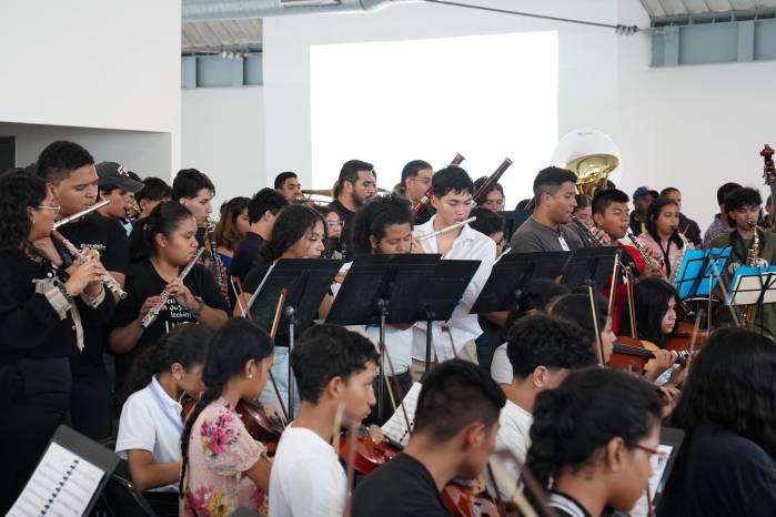Grupo de niños tocando instrumentos musicales. Grupo de niños tocando instrumentos musicales.