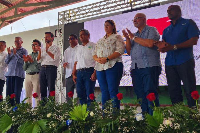 Alcalde, embajadores, invitados y personalidades en la tribuna de honor. Alcalde, embajadores, invitados y personalidades en la tribuna de honor.