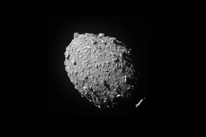 Imagen del asteroide ‘Dimorphos’ captada por la sonda DART de la NASA antes de su impacto, e imágenes de otros asteroides similares que han sido captadas en varias misiones espaciales. Imagen del asteroide ‘Dimorphos’ captada por la sonda DART de la NASA antes de su impacto, e imágenes de otros asteroides similares que han sido captadas en varias misiones espaciales.