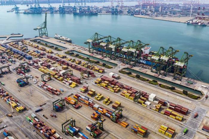 Terminal de contenedores del puerto de Tianjin, en Tianjin, en el norte de China, que manejó más de 5,71 millones de TEUs en el primer trimestre de 2025, un 5,6 por ciento más interanual. Terminal de contenedores del puerto de Tianjin, en Tianjin, en el norte de China, que manejó más de 5,71 millones de TEUs en el primer trimestre de 2025, un 5,6 por ciento más interanual.