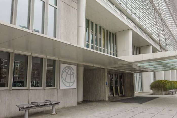 Además de investigaciones, el Banco Mundial concede préstamos a los países en desarrollo. Además de investigaciones, el Banco Mundial concede préstamos a los países en desarrollo.