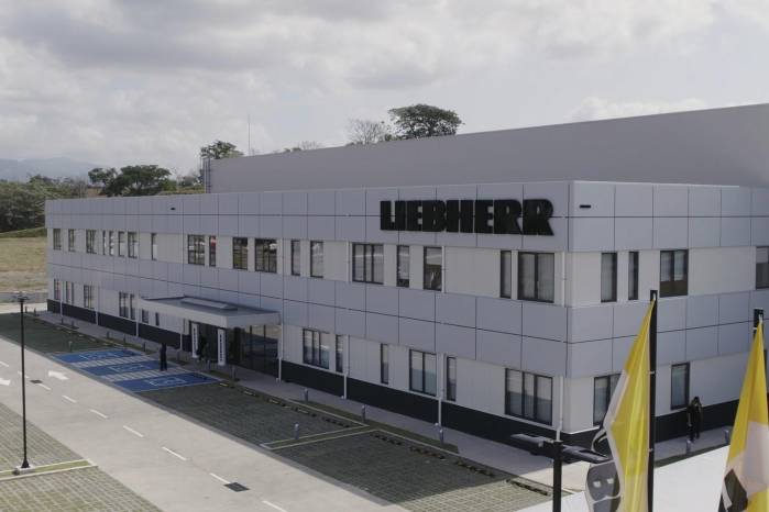 Liebherr Panamá S.A. se fundó exclusivamente para prestar asistencia técnica a los equipos Liebherr en la mina. Liebherr Panamá S.A. se fundó exclusivamente para prestar asistencia técnica a los equipos Liebherr en la mina.