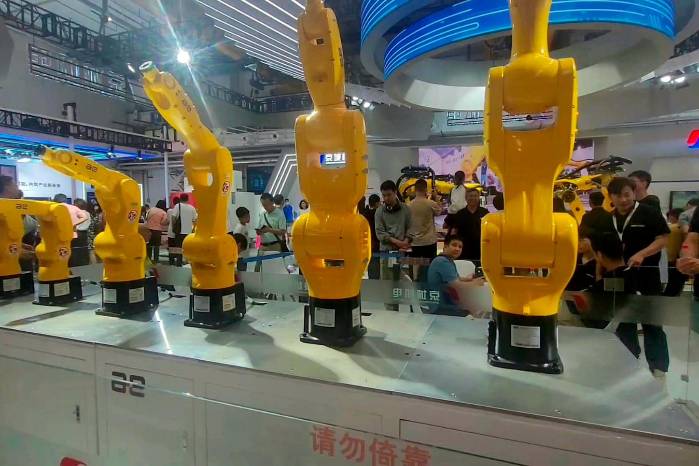 En la Conferencia Mundial de Robótica, en Beijing, también se expusieron robots para ensamblaje en fábricas. En la Conferencia Mundial de Robótica, en Beijing, también se expusieron robots para ensamblaje en fábricas.