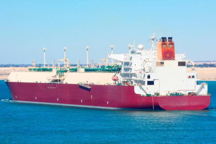 Un barco cruza por el canal de Suez, una de las vías de agua más importantes del globo. Un barco cruza por el canal de Suez, una de las vías de agua más importantes del globo.