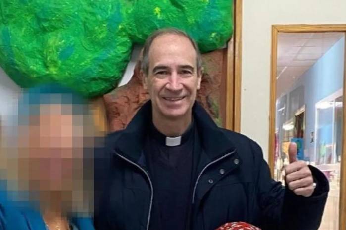 El sacerdote, en libertad provisional, tiene prohibido acercarse a menores y al colegio. El sacerdote, en libertad provisional, tiene prohibido acercarse a menores y al colegio.